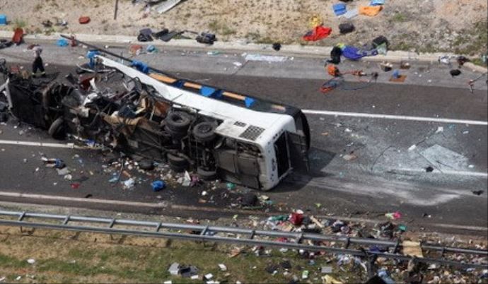 İran&#039;da yolcu otobüsü devrildi: 12 ölü