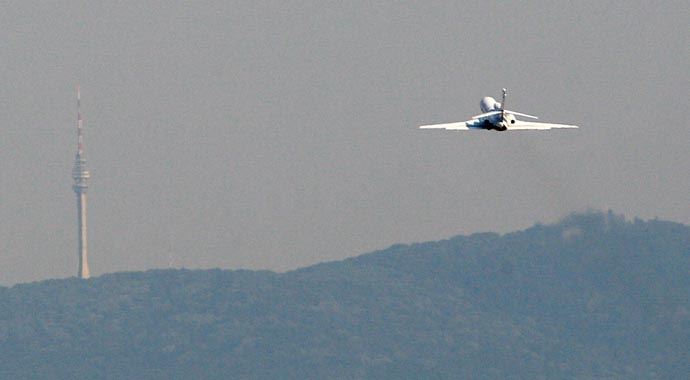Sırp lideri taşıyan uçak dökülen kahve yüzünden düşecekti