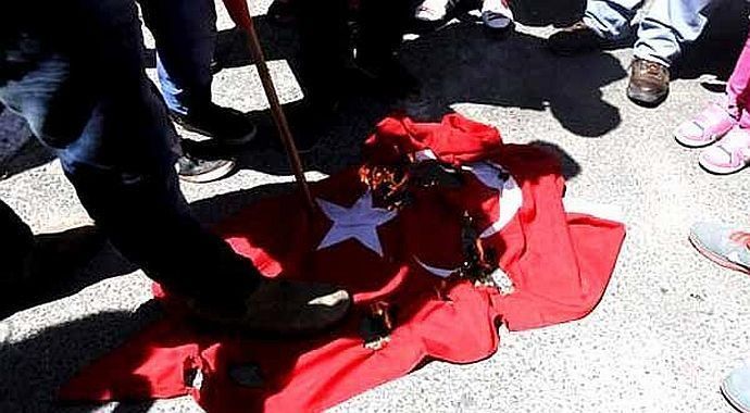 Ermenilerden Türk Bayrağı&#039;na çirkin saldırı