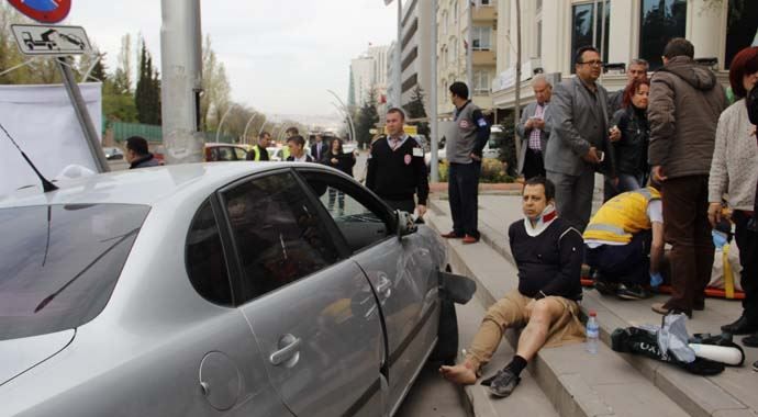 Ankara&#039;da feci kaza! Yoldan çıkan araç Yargıtay üyesine çarptı