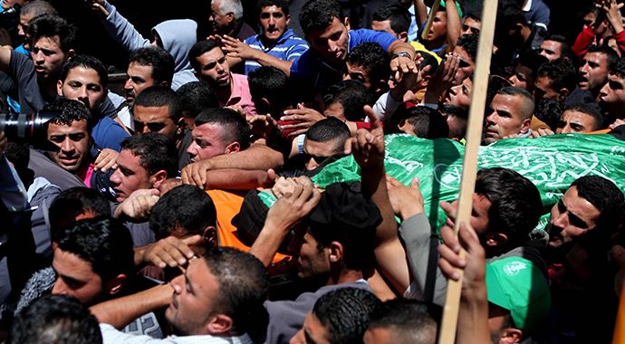 İsrail askerlerinin katlettiği Filistinli genç toprağa verildi