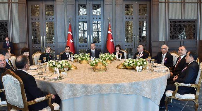Erdoğan&#039;dan Yüksek Mahkeme üyelerine yemek