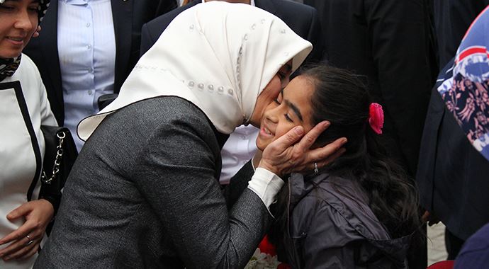 Sare Davutoğlu Erciş&#039;te kız yurdu açtı