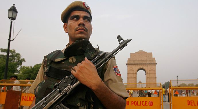 Hindistan&#039;da kaçakçılarla polis arasında çatışma çıktı: 20 ölü