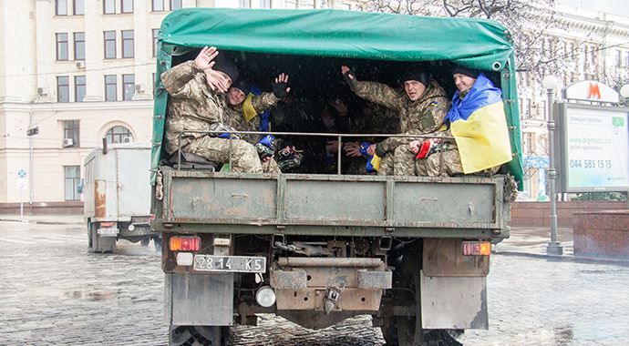 Ukrayna&#039;nın doğusunda esir alınan 16 asker serbest bırakıldı