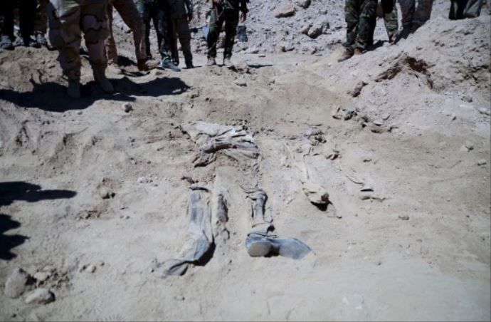 Terör örgütünden geri alınan Tikrit&#039;te 12 tane toplu mezar bulundu!