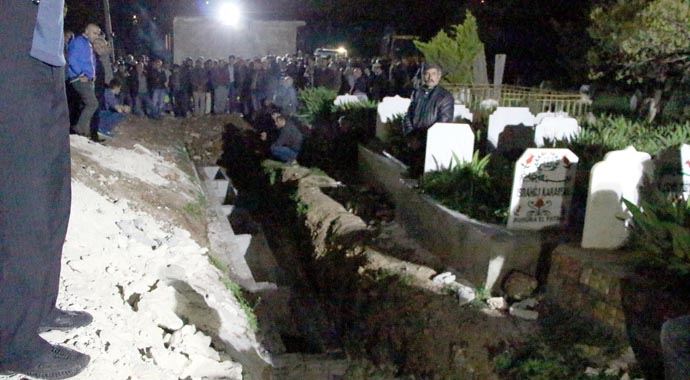 Osmaniye&#039;deki kazada ölen 7 kişi yan yana toprağa verildi
