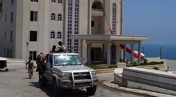Aden&#039;de çatışma: 20 ölü, 70 yaralı!