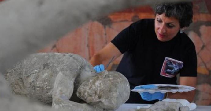 Pompei&#039;deki kazılarda taşlaşmış cesetler bulundu
