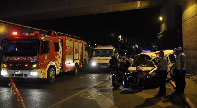 Zeytinburnu&#039;nda polis aracı kaza yaptı: 1 şehit, 2 yaralı