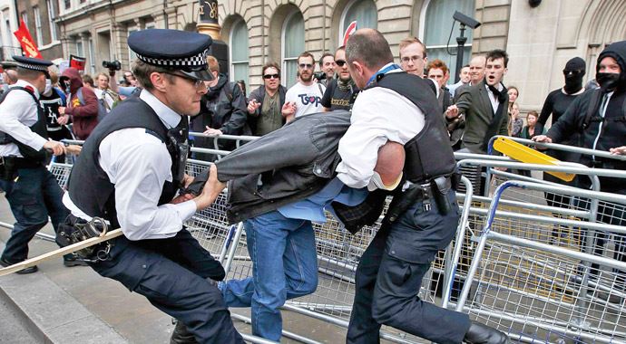 Londra polisi, İngiliz göstericilere acımadı