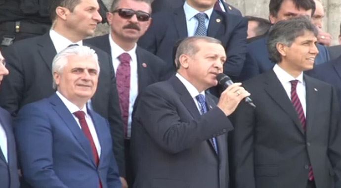  Erdoğan&#039;a cami çıkışında yoğun ilgi
