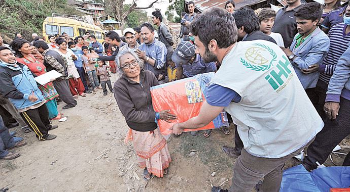 Nepalli depremzedelerden yardım çığlığı: Hamila&#039;i madata