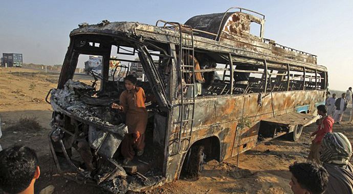 Pakistan&#039;da otobüs yandı: 11 ölü