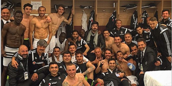 Beşiktaş&#039;tan galibiyet pozu, şampiyonluk temennisi!