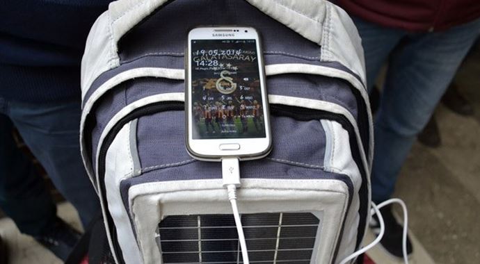 Sırt çantasındaki güneş paneliyle telefonunuzu şarj edebilirsiniz