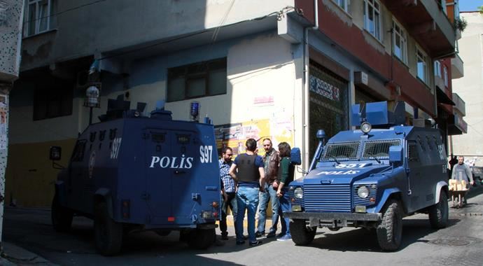 Beyoğlu&#039;nda lüks araçlı maskeli soyguncular dehşet saçtı