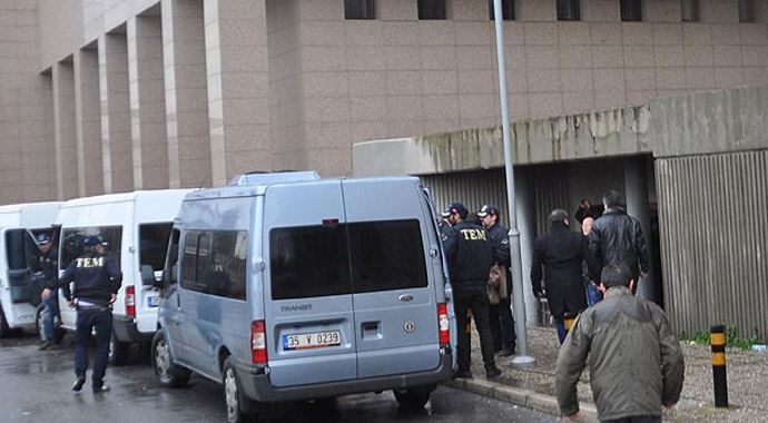 İzmir&#039;de &quot;paralel yapı&quot; operasyonu, 7 kişi gözaltında