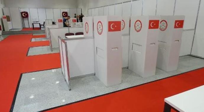 Oy kullanacak Türk seçmene kırmızı halı