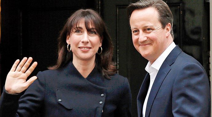 İngiltere&#039;de Cameron kazandı, 3 parti lideri istifa etti