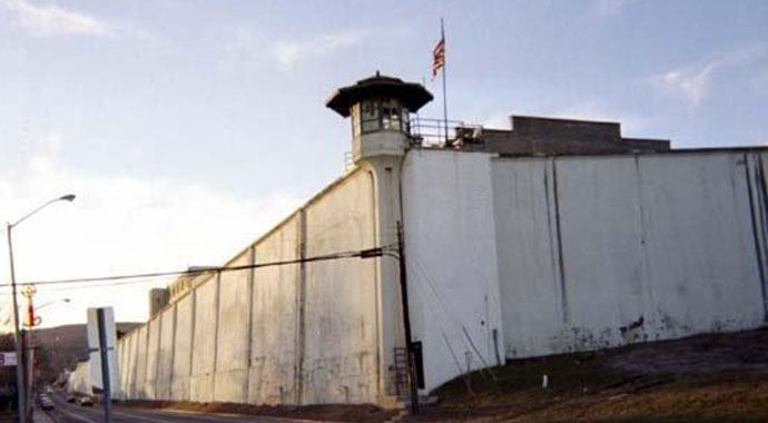 Yüksek güvenlikli hapishaneden kaçan mahkumlar aranıyor