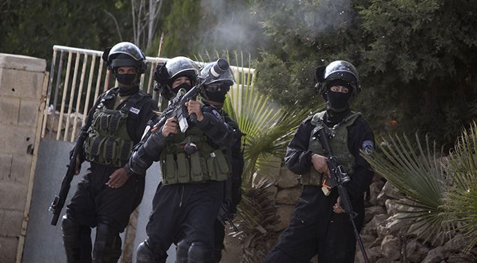İşgalci İsrail güçleri 10 Filistinliyi gözaltına aldı