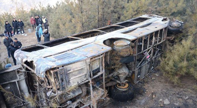 Çin&#039;de otobüs uçuruma yuvarlandı: 11 ölü