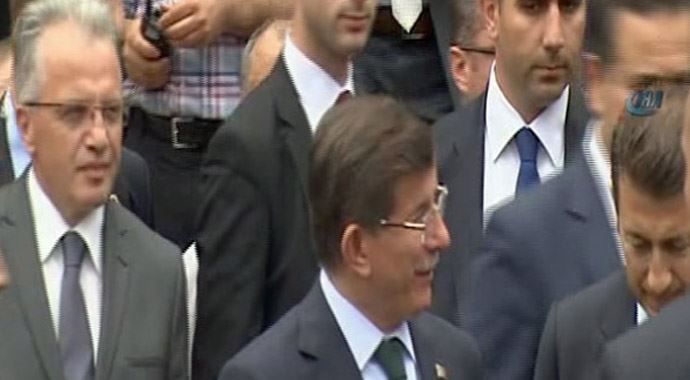 Başbakan Davutoğlu, cuma namazını Başyazıcıoğlu Camii&#039;nde kıldı