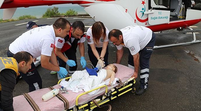 Burnuna yabancı cisim kaçan bebek için hava ambulansı