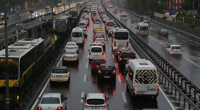 Tatilciler yola çıkınca,İstanbul trafiği kilitlendi