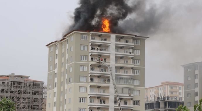 Onbir katlı apartmanda korkutan yangın
