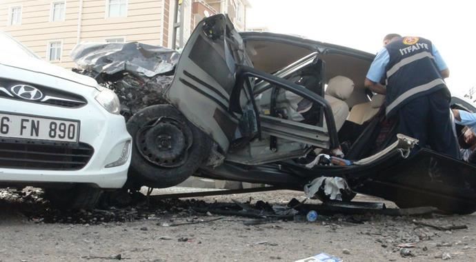 Ters yöne giren minibüs polis memurunun otomobiline çarptı: 3 ölü
