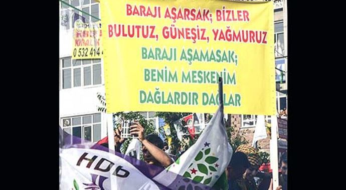 HDP&#039;den skandal pankart!