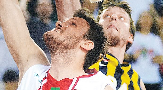 İzmir ekibi Fenerbahçe&#039;yi evinde devirerek seride 2-1 öne geçti