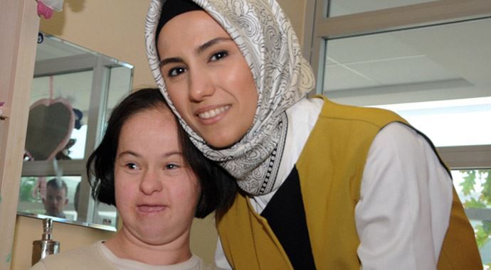 Sümeyye Erdoğan&#039;dan, engelli öğrencilere ziyaret