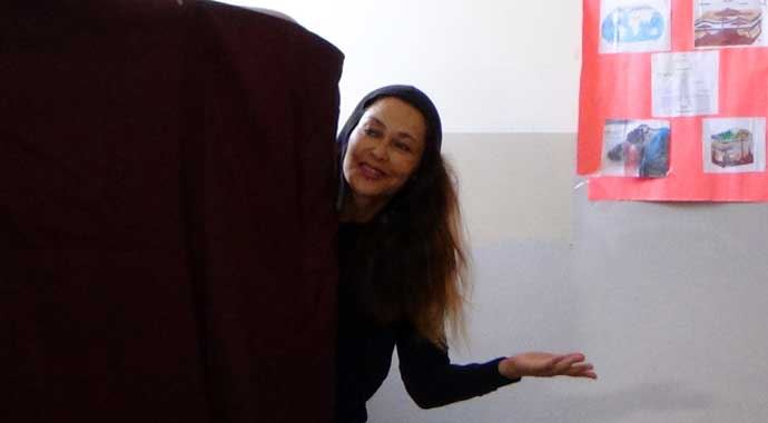 Oy kullanmaya giden Hülya Avşar&#039;a sandık başında büyük sok!
