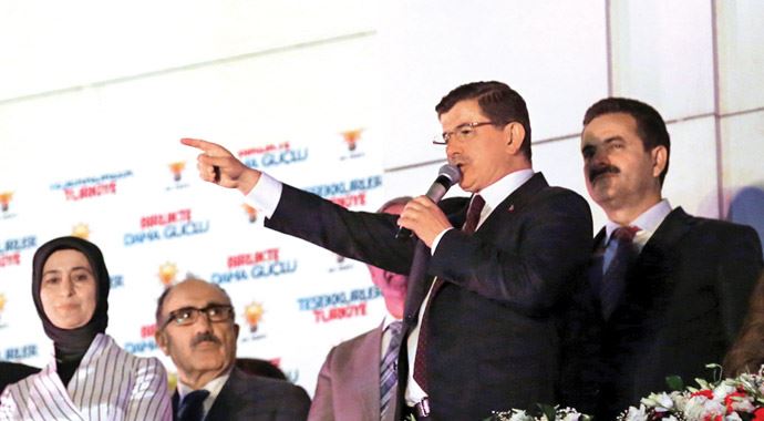 Davutoğlu, &#039;Balkon&#039;dan muhalefete çağrı yaptı: Yeni anayasa yapalım