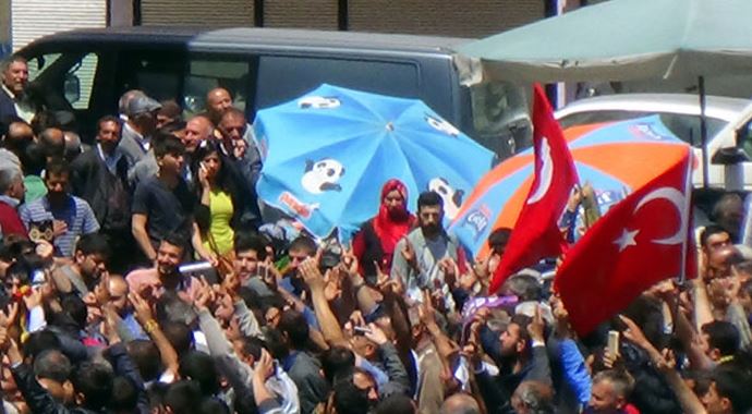 HDP&#039;de Türk bayraklı kutlama