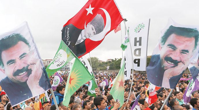 HDP&#039;de bayraklı halaylı kutlama