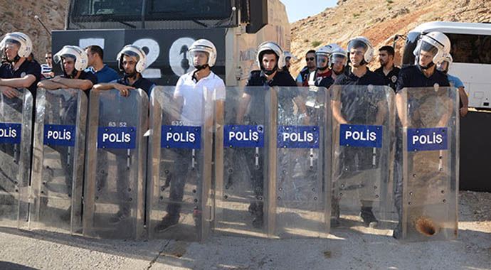 Diyarbakır&#039;da izinsiz yürüyüşe polis engeli