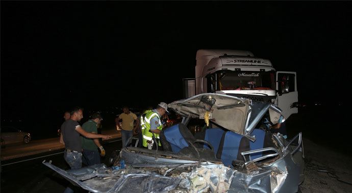 Erzincan&#039;da otomobil ile TIR çarpıştı: 1 ölü