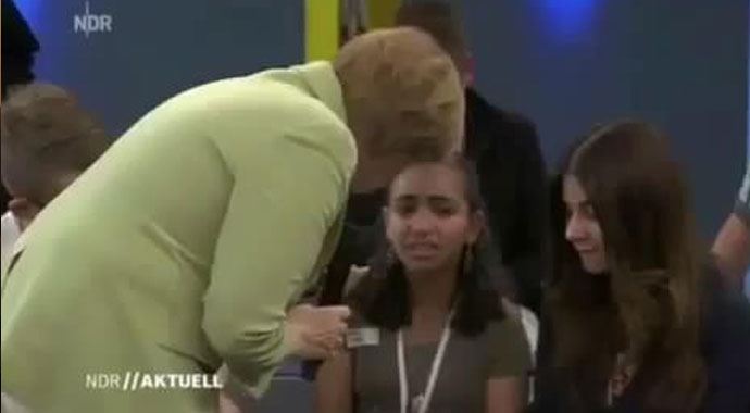 Merkel&#039;in sözler genç kızı gözyaşlarına boğdu