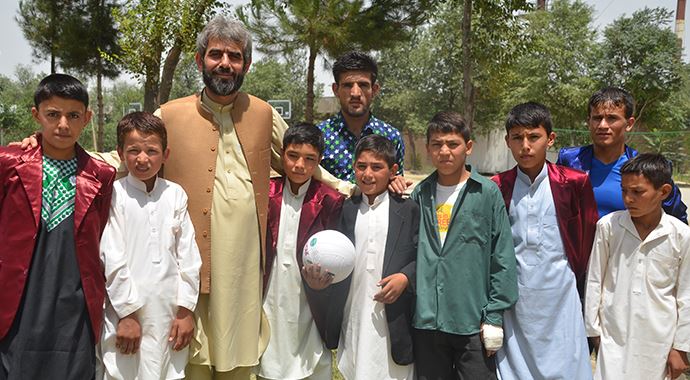 TİKA&#039;dan Afgan yetim çocuklara bayram hediyesi