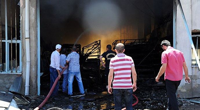 Afyonkarahisar&#039;da 4 mobilya dükkanı yandı