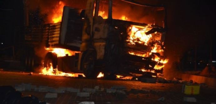 PKK yol kesip 7 TIR&#039;ı yaktı