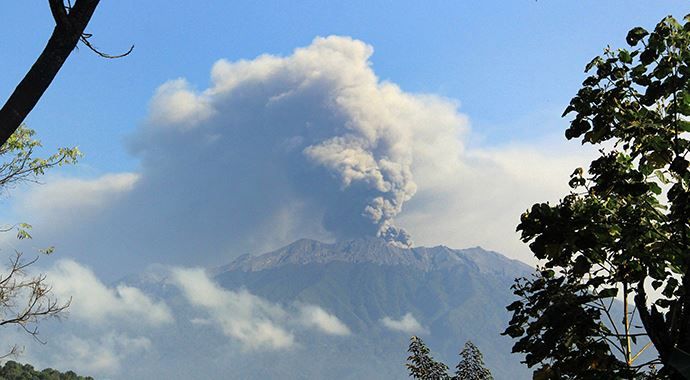 Endonezya&#039;daki yanardağlar hayatı olumsuz etkilemeye devam ediyor