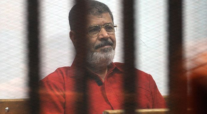 Düzmece mahkemelerde yargılanan Mursi&#039;nin duruşması ertelendi