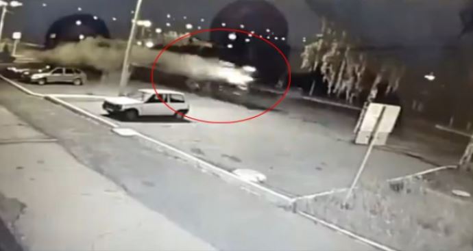Rusya&#039;daki korkunç kazada motosiklet havada metrelerce takla attı