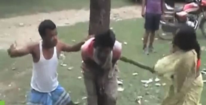 Hindistan&#039;da öfkeli kalabalık tacizciyi ağaca bağlayıp kırbaçladı