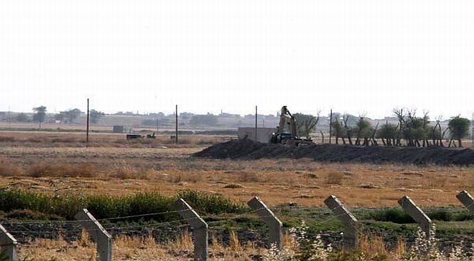 YPG, Telabyad&#039;a hendek kazıyor